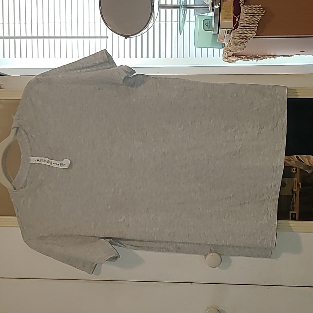 Lululemon Atletica Active Top, Size 2 , Color Silver 👌 😍 😀 ✨️